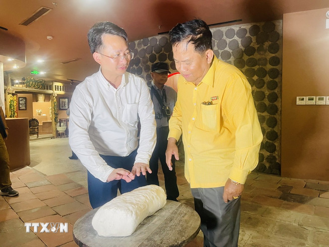 하노이 관광청 부국장 쩐 쭝 히에우가 기자들에게 밧짱 도자기 재료를 소개하고 있다. (사진: 뚜엣 마이/VNA) ttxvn-gom-bat-trang-1.jpg