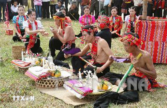 میزبان ہیٹ چا بنانے کے موقع پر تحائف پیش کرنا اور شراب کی دعوت (Luc Lieng)۔ (تصویر: Anh Tuan/VNA) ttxvn-le-hoi-het-cha-9.jpg
