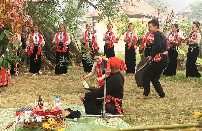 ہیٹ چا فیسٹیول میں مذہبی رسومات۔ (تصویر: Nguyen Cuong/VNA)۔ ttxvn-le-hoi-het-cha-son-la-8.jpg