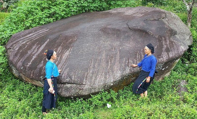 人々はナムダン古代石原の保存と維持に尽力しています。(写真:トゥエンクアン省電子情報ポータル) 3-3605.jpg