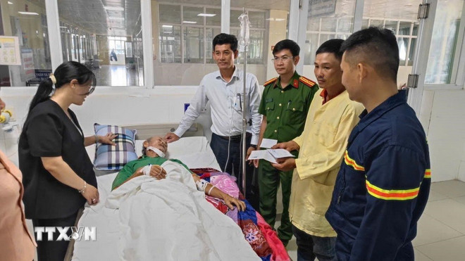 Pemimpin komune melawat mangsa di hospital wilayah Bong Son. (Foto: VNA) ttxvn-gieng-1.jpg