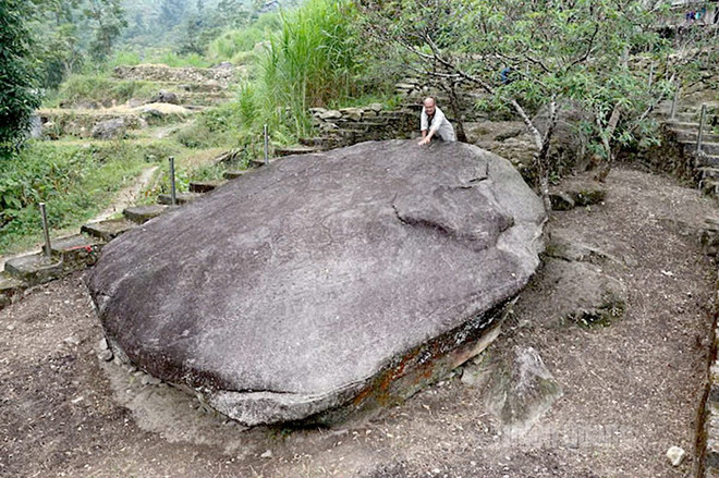 観光客は古代の石板に刻まれた神秘的な模様について学んでいる。(写真:トゥエンクアン新聞) 4.jpg