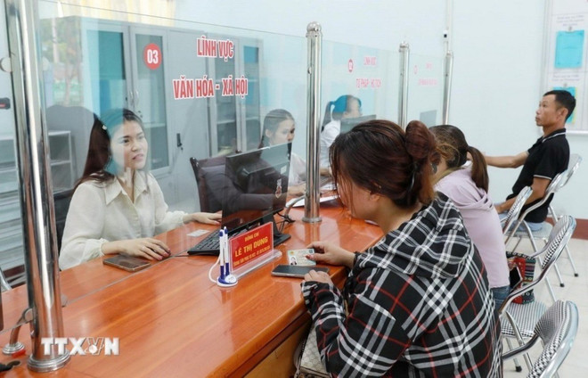 Le personnel du Centre de services administratifs de la commune de Phong Tho (province de Lai Chau) guide les usagers dans leurs démarches administratives. (Photo : Quy Trung/VNA) lai-chau-1-8009.jpg