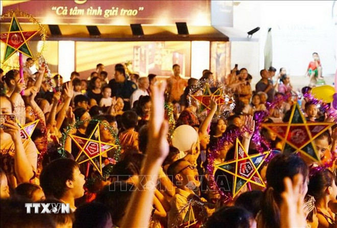 Children enjoy the Mid-Autumn Festival. (Photo: Khanh Hoa/VNA) ttxvn-trung-thu-1-5405.jpg