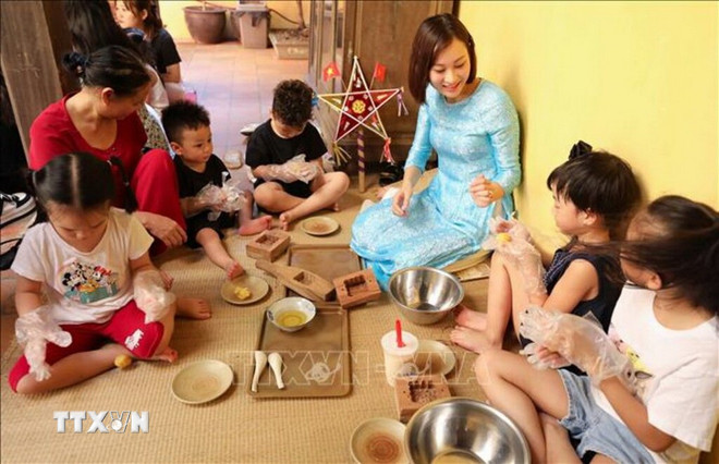 Children experience making traditional moon cakes. (Photo: Thanh Tung/VNA) ttxvn-trung-thu-8537.jpg