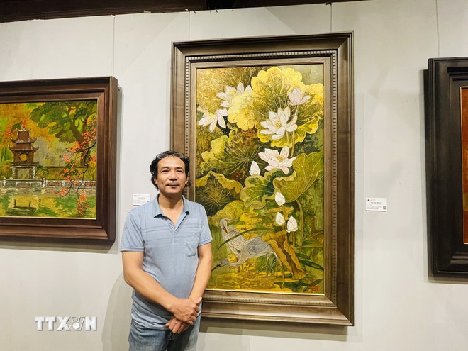 Họa sĩ Đỗ Đức Khải, tác giả bức tranh sơn mài trên gỗ “Bạch Hạc Liên Hoa”. (Ảnh: Tuyết Mai/TTXVN) ttxvn-my-thuat-2.jpg