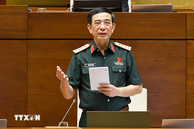 O General e Ministro da Defesa Nacional, Phan Van Giang, explicou e esclareceu uma série de questões levantadas pelos deputados da Assembleia Nacional. (Foto: Doan Tan/VNA) ttxvn-dh.jpg