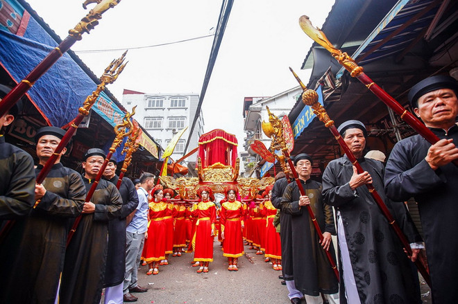 ពិធីដង្ហែព្រះពុទ្ធបដិមា ថាច់សាង ទៅកាន់វត្តណាញ។ (ប្រភព៖ រដ្ឋបាលជាតិទេសចរណ៍វៀតណាម) hoi-lang-lanh-2.jpg