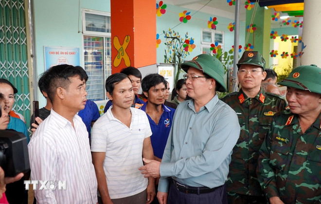 Phó Thủ tướng Hồ Quốc Dũng động viên các hộ dân được sơ tán, di dời về ở tập trung tại trường mẫu giáo số 1 Hương Trà, xã Tây Trà Bồng. (Ảnh: Lê Phước Ngọc/TTXVN) ttxvn-pho-ttg-2.jpg