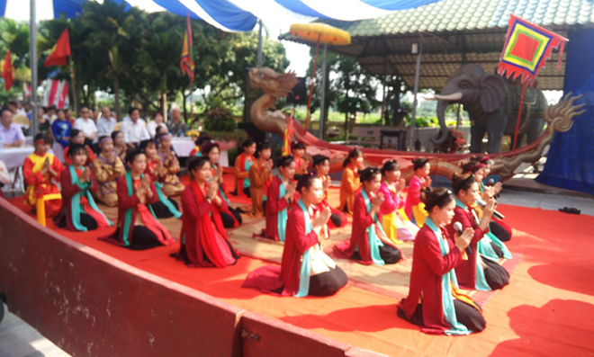 Đoàn Ca nhi biểu diễn hát Chèo tàu. (Ảnh: Sở Văn hóa, Thể thao Hà Nội) 3.png