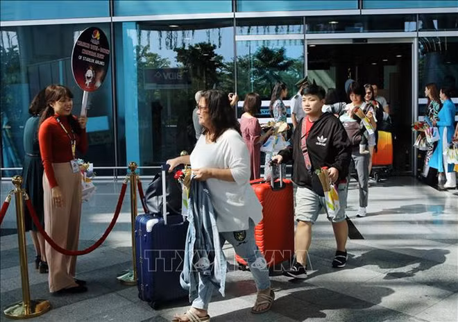 Hành khách tại sân bay quốc tế Đà Nẵng. (Ảnh: Trần Lê Lâm/TTXVN) 2-8534.jpg