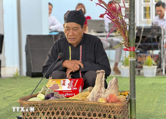 Шаман проводит ритуал поклонения богам в день праздника Целозия. (Фото: VNA) ttxvn-dbien-1.jpg