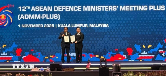 Defensieminister Mohamed Khaled (links) overhandigt de gezamenlijke verklaring van ADMM+ ter gelegenheid van de 15e verjaardag van ADMM+ aan ASEAN-secretaris-generaal Kao Kim Hourn (rechts). (Foto: Vien Luyen/VNA) ttxvn-admm-3.jpg