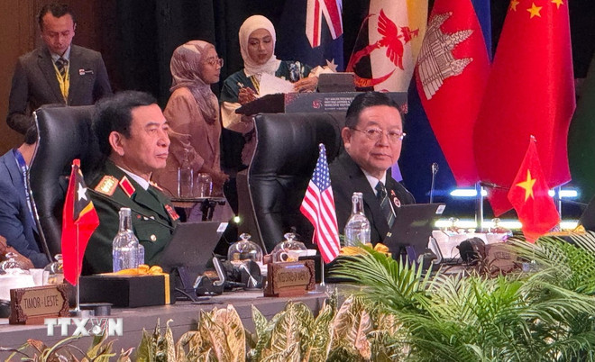 Generaal Phan Van Giang, minister van Defensie van Vietnam en ASEAN-secretaris-generaal Kao Kim Hourn op de conferentie. (Foto: Vien Luyen/VNA) ttxvn-admm.jpg