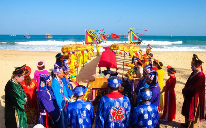 The ceremony of welcoming the Nam Hai god into the palace - a main ritual in the Xuong Ly fish praying festival. (Source: Vietnam National Administration of Tourism) 3-6172.jpg