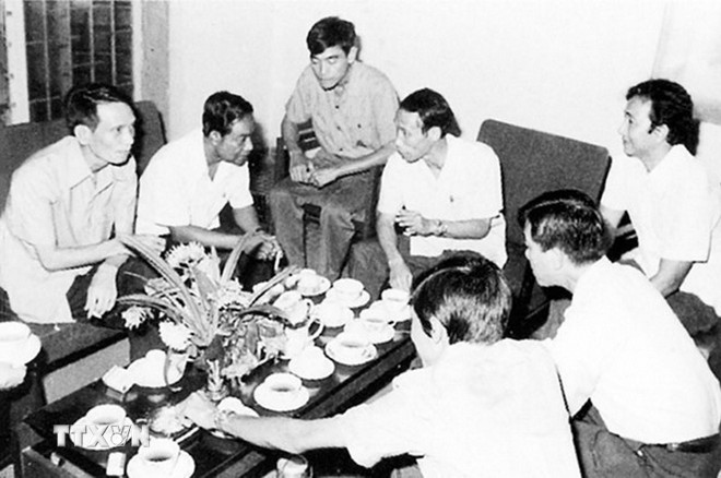 Von links nach rechts: Leiter der VNA-Expertendelegation bei SPK Do Phuong (1.), SPK-Generaldirektor Chey Saphon (2.) und stellvertretender Delegationsleiter Tran Huu Nang (4.) besprechen die Entwicklungsrichtung von SPK. (Foto mit freundlicher Genehmigung von VNA) ttxvn-vn-cpc.jpg