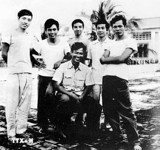Von links nach rechts: Reporter Tran Mai Huong, Pham Quoc Khanh, Pham Tien Dung, Pham Nhat Nam, Nguyen Dang Chien und Nguyen Dinh Cao (sitzend) in Kambodscha, 1979. (Foto: VNA) ttxvn-vn-cpc-2.jpg