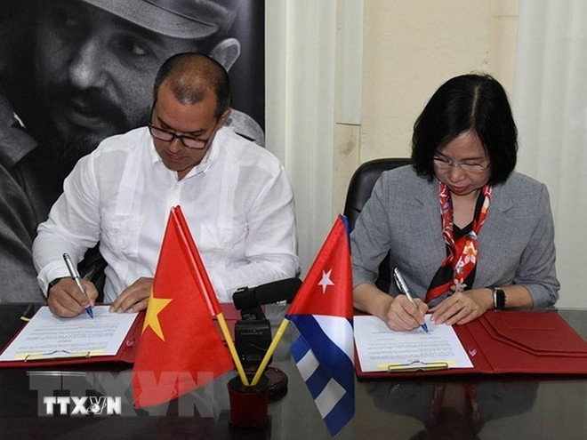 Tổng Giám đốc Thông tấn xã Việt Nam Vũ Việt Trang và Chủ tịch Prensa Latina Luis Enrique González Acosta ký thỏa thuận hợp tác mới. (Ảnh: Mai Phương/TTXVN) ttxvn-vn-cuba-4.jpg