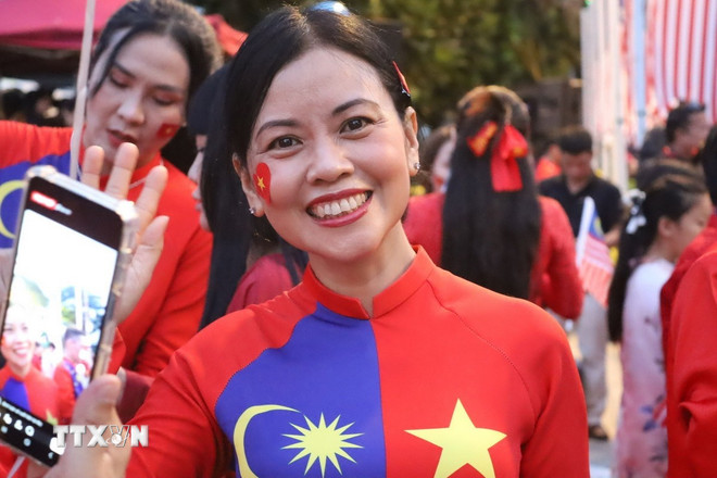 លោកស្រី Nguyen Lien ប្រធានក្លឹបបេតិកភណ្ឌវៀតណាម Ao Dai ប្រចាំប្រទេសម៉ាឡេស៊ី អ្នករចនាម៉ូដ “Ao Dai មិត្តភាពម៉ាឡេស៊ី-វៀតណាម”។ (រូបថត៖ Vien Luyen/VNA) ttxvn-30-ao-dai-1.jpg