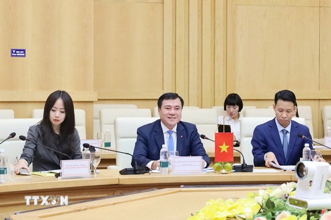 អនុរដ្ឋមន្ត្រីក្រសួងឧស្សាហកម្ម និងពាណិជ្ជកម្ម លោក Nguyen Sinh Nhat Tan ធ្វើជាសហប្រធាននៃកិច្ចប្រជុំលើកទី៣ នៃគណៈកម្មាធិការចម្រុះវៀតណាម-អាល្លឺម៉ង់ ស្តីពីកិច្ចសហប្រតិបត្តិការសេដ្ឋកិច្ច និងពាណិជ្ជកម្ម។ (រូបភាព៖ ក្រសួងឧស្សាហកម្ម និងពាណិជ្ជកម្ម) ttxvn-vn-duc-1.jpg