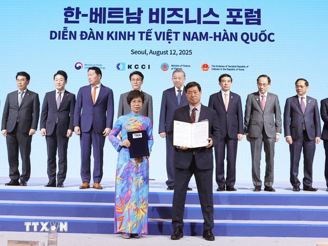 Tổng giám đốc TTXVN Vũ Việt Trang và ông Hwang Dae-il, Chủ tịch Hãng thông tấn Yonhap trao Thoả thuận hợp tác nghiệp vụ trong giai đoạn mới. (Ảnh: Thống Nhất/TTXVN) ttxvn-hq-ttxvn.jpg