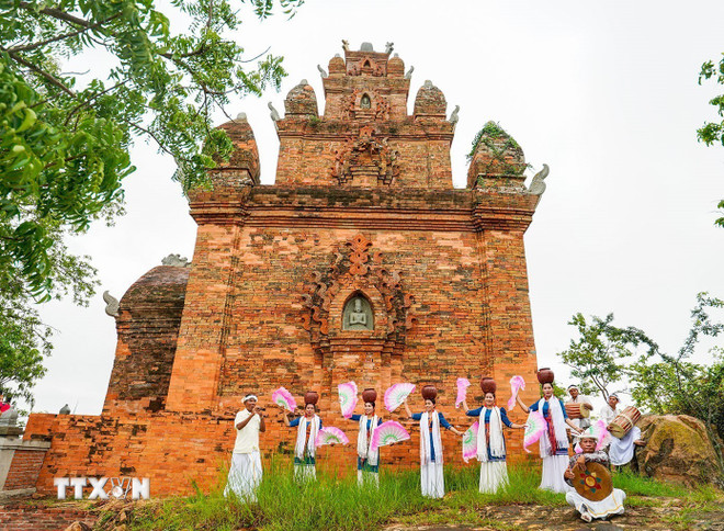 পো রোম টেম্পল টাওয়ার হল সেই জায়গা যেখানে প্রতি বছর চাম জনগণের সাংস্কৃতিক ও আধ্যাত্মিক কর্মকাণ্ড এবং ঐতিহ্যবাহী উৎসব অনুষ্ঠিত হয়; যারা চাম সম্প্রদায়ের সংস্কৃতি এবং ইতিহাস সম্পর্কে জানতে চান তাদের জন্য এটি একটি পর্যটন কেন্দ্র। (ছবি: খান হোয়া/ভিএনএ) ttxvn-den-thap-3.jpg