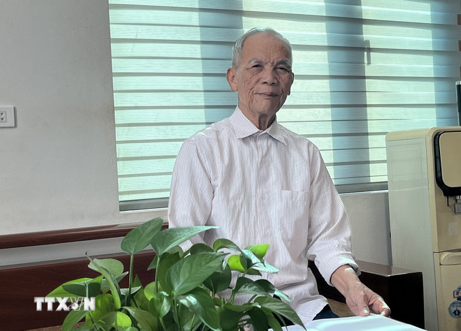Partimedlem Phung Dac Chan, 62 år med partimedlemskap, i Dao Vien-distriktet i Bac Ninh-provinsen, bidro med sine meninger til utkastet til dokumenter for den 14. nasjonale partikongressen. (Foto: Thanh Thuong/VNA) ttxvn-bac-ninh-1.jpg