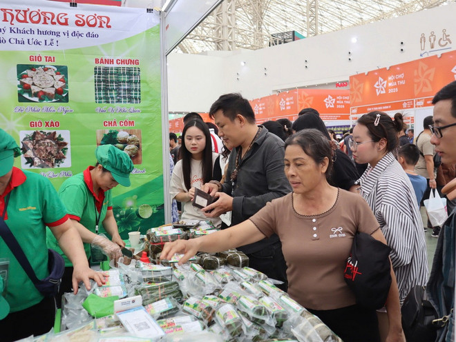 Khách tham quan mua sắm tại Hội chợ. (Ảnh: Vietnam+) 6.jpg