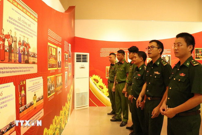 Lực lượng vũ trang tham quan, tìm hiểu những chặng đường lịch sử của Đảng bộ tỉnh Đắk Lắk. (Ảnh: Tuấn Anh/TTXVN) ttxvn-dl-2.jpg