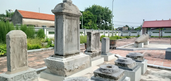 បង្គោលថ្ម និងសសរមួយចំនួននៅវត្តបាក់ម៉ា។ (រូបថត៖ ប្រភព៖ គេហទំព័រព័ត៌មានអេឡិចត្រូនិកខេត្ត Quang Ninh) 4.jpg