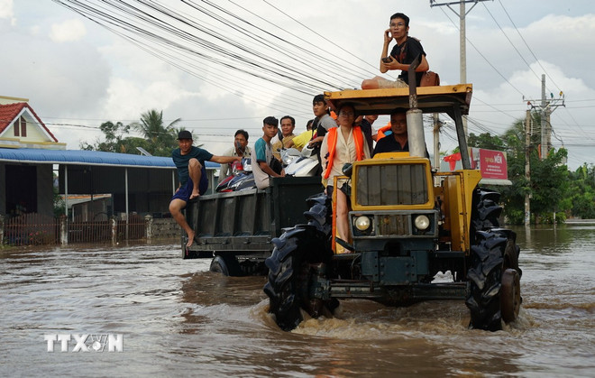 Chính quyền địa phương sử dụng máy cày di dời người dân ở xã Hàm Thuận Bắc (tỉnh Lâm Đồng) đến nơi an toàn. (Ảnh: Hồng Hiếu/TTXVN) ttxvn-ngap-lut-3.jpg