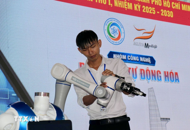 Các gian hàng tham gia triển lãm. (Ảnh: Thanh Vũ/TTXVN) ttxvn-tlam-2.jpg