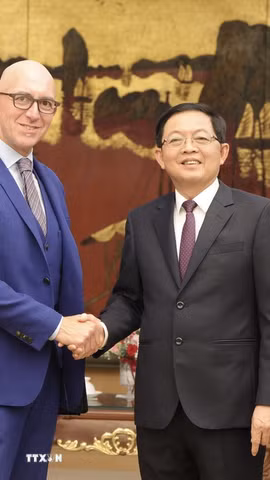 Phó Thủ tướng Hồ Quốc Dũng tiếp ông Gianluca Pettiti, Chủ tịch kiêm Giám đốc vận hành Tập đoàn Thermo Fisher Scientific (Hoa Kỳ). (Ảnh: TTXVN)