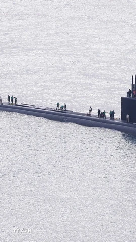 Tàu ngầm hạt nhân Greeneville (phải) của Mỹ neo tại căn cứ hải quân cảng Busan, Hàn Quốc ngày 23/12/2025. (Nguồn: YONHAP/TTXVN)