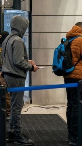 Lực lượng chức năng kiểm tra giấy tờ của những người đến tòa án di trú Mỹ ở Manhattan, New York. (Nguồn: Reuters)