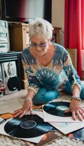 Không chỉ nghe nhạc, việc chơi nhạc cụ (bao gồm cả hát) cũng liên quan tới mức giảm 35% nguy cơ sa sút trí tuệ. (Nguồn: Getty Images)