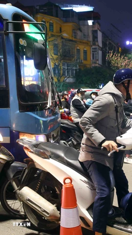 Cán bộ, chiến sỹ cảnh sát giao thông kiểm tra đồng nồng độ cồn với người tham gia giao thông. (Ảnh: Phạm Kiên/TTXVN)