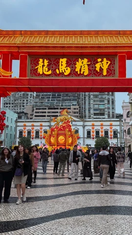 Đường phố Macau được trang hoàng lộng lẫy chào đón tết Bính Ngọ. (Ảnh: Mạc Luyện/TTXVN)