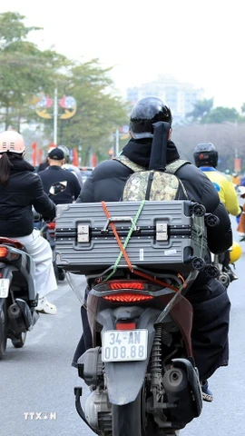 Người dân tiếp tục trở về quê để đoàn tụ gia đình trong dịp Tết đến Xuân về. (Ảnh: Tuấn Anh/TTXVN)