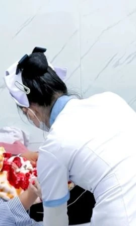 Bệnh nhân có triệu chứng ngộ độc thực phẩm đang điều trị ở Bệnh viện Đa khoa Phúc Hưng. (Nguồn: Báo và Phát thanh, Truyền hình Quãng Ngãi)