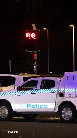 Xe cảnh sát tại hiện trường vụ tấn công khủng bố ở Sydney, Australia ngày 14/12/2025. (Nguồn: THX/TTXVN)