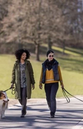 10 phút đi bộ mỗi ngày có thể là bước khởi đầu nhỏ nhưng mang lại tác động lớn cho cả thể chất lẫn tinh thần. (Nguồn: Getty Images)