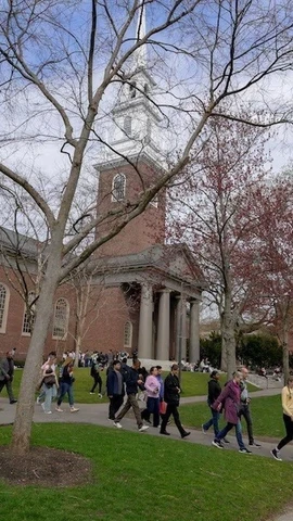 Sinh viên tại Đại học Harvard ở Cambridge, bang Massachusetts, Mỹ. (Ảnh: REUTERS/TTXVN)