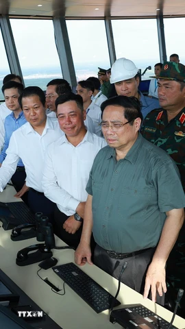 Thủ tướng Phạm Minh Chính kiểm tra, thị sát Dự án cảng hàng không quốc tế Long Thành từ Đài kiếm soát không lưu. (Ảnh: Dương Giang/TTXVN)