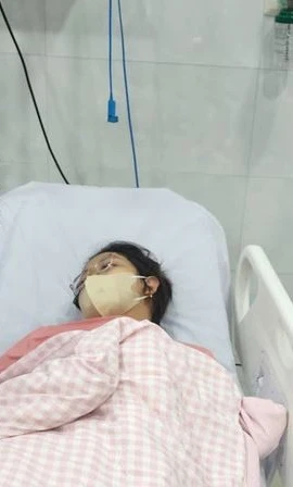 Đội ngũ y, bác sỹ tích cực điều trị cho bệnh nhân bị ngộ độc thực phẩm sau khi ăn bánh mỳ. (Nguồn: Báo Nhân Dân)