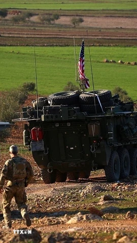 Xe quân sự của lực lượng Mỹ di chuyển gần làng Yalanli, ngoại ô thành phố Manbij, Syria. (Nguồn: Getty Images/TTXVN)