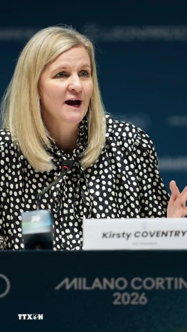 Chủ tịch IOC Kirsty Coventry phát biểu tại cuộc họp báo ở Milan, Italy, ngày 4/2/2026. (Nguồn: THX/TTXVN)