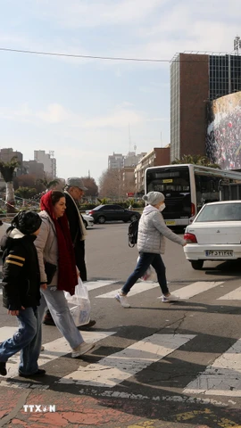 Người dân di chuyển trên đường phố ở Tehran, Iran. (Nguồn: THX/TTXVN)