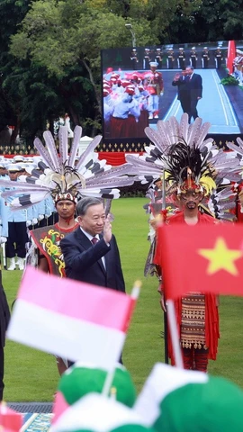 Tổng thống Indonesia Prabowo Subianto chủ trì Lễ đón Tổng Bí thư Tô Lâm tại Phủ Tổng thống ở Thủ đô Jakarta. (Ảnh: Thống Nhất/TTXVN)