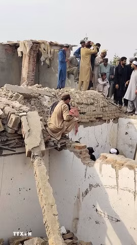 Hiện trường một vụ đánh bom xe nhằm vào chốt kiểm soát tại huyện Bannu, tỉnh Khyber Pakhtunkhwa, Pakistan, ngày 10/5/2026. (Ảnh: THX/TTXVN)